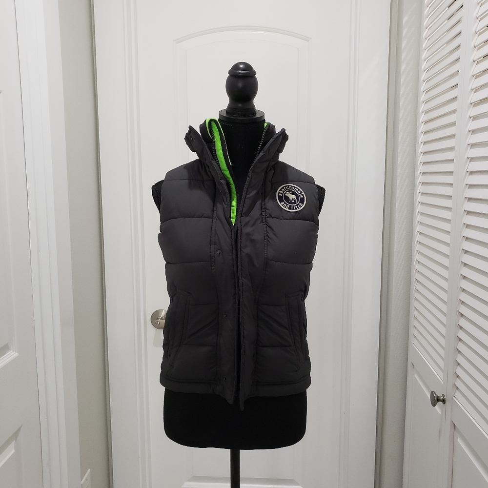 Abercrombie green and black kids vest Med